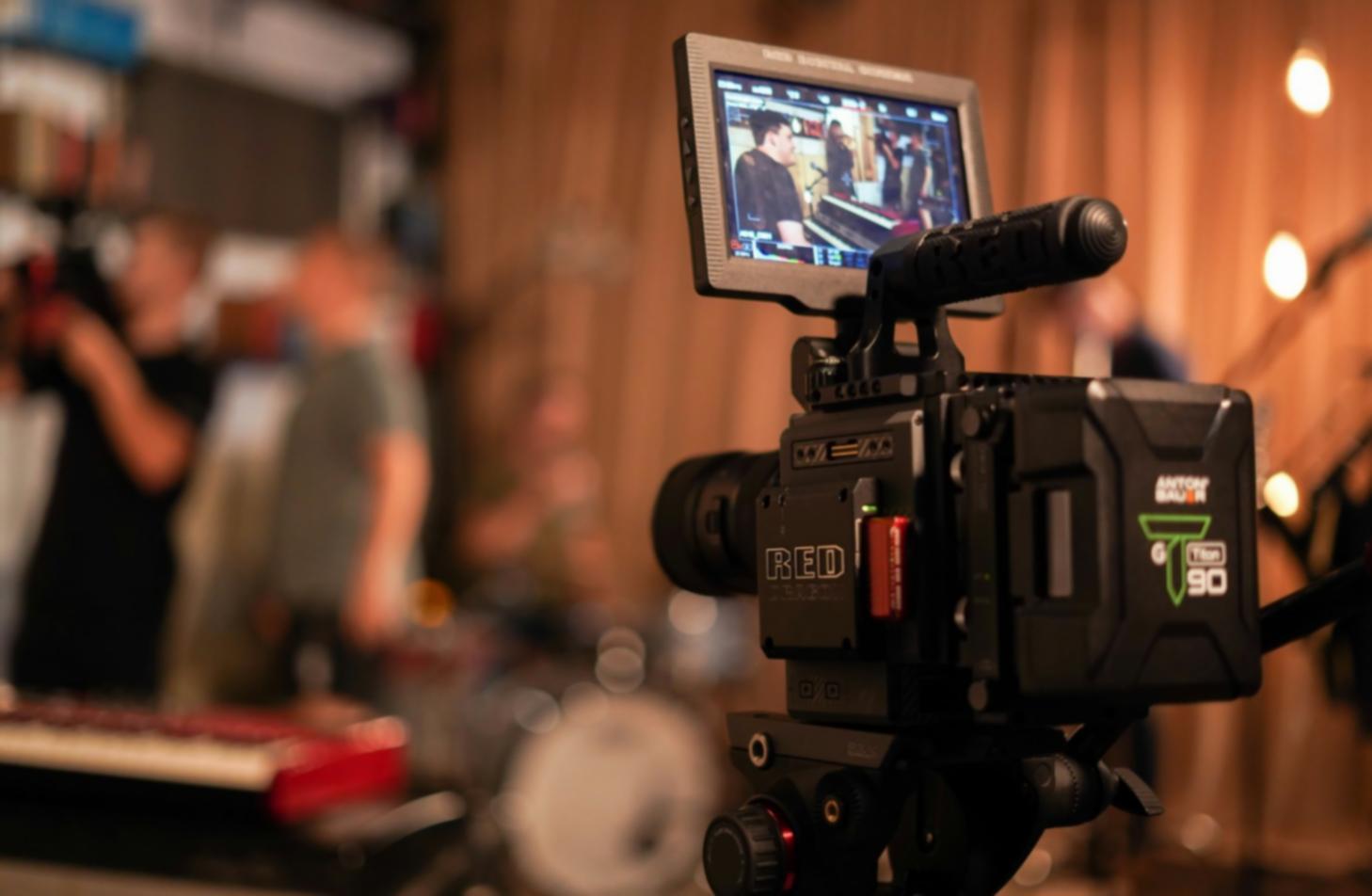 Workspace di video editing con monitor professionali